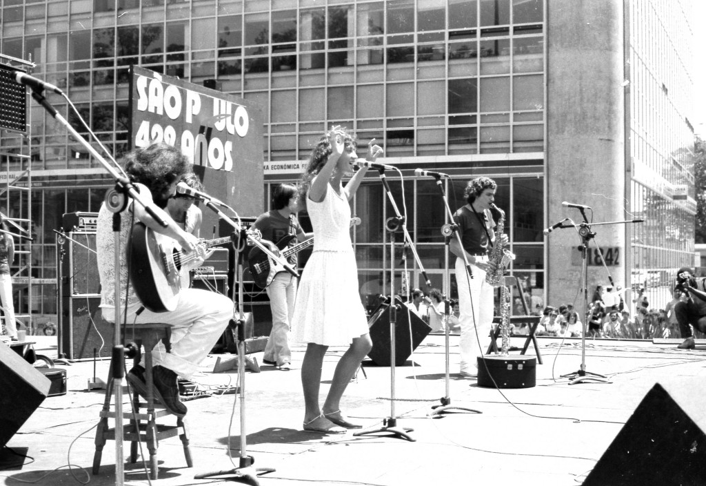 O Grupo Rumo em apresentação na avenida Paulista no ano de 1983 (Foto: Glória Flugel)